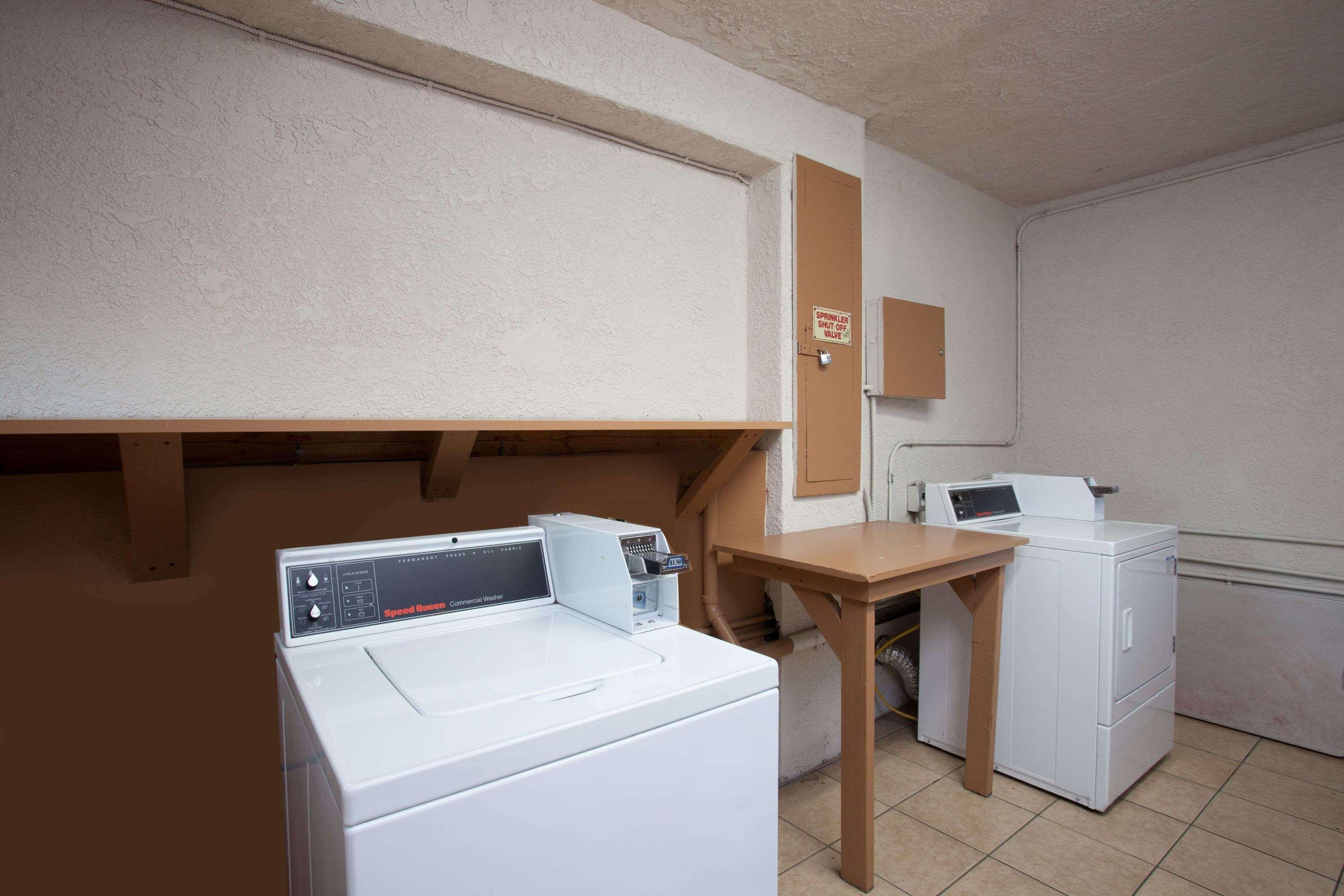 Express Inn & Suites Ontario Airport Екстер'єр фото