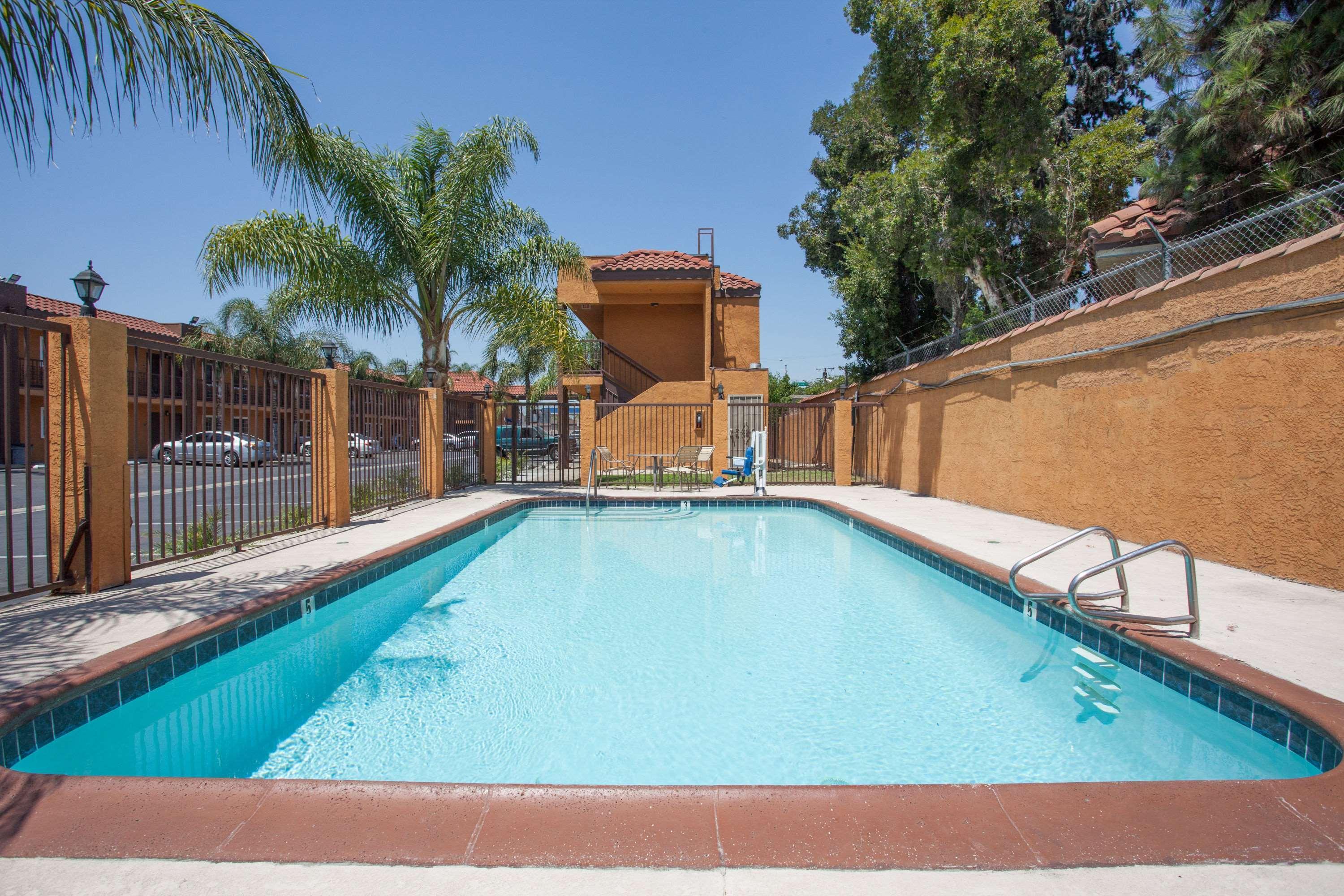 Express Inn & Suites Ontario Airport Екстер'єр фото