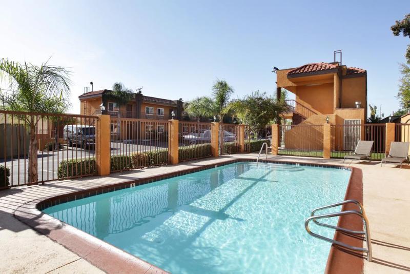 Express Inn & Suites Ontario Airport Екстер'єр фото